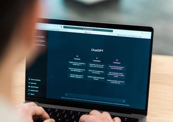 OpenAI наняла людей, чтобы справиться с токсичностью чат-ботов