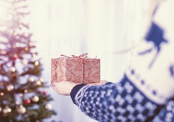 Половина российских работодателей будет дарить новогодние подарки детям своих сотрудников