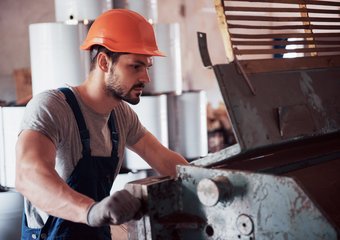 Прессовщики и машинисты возглавили рейтинг самых высокооплачиваемых вахтовых профессий в 2025 году