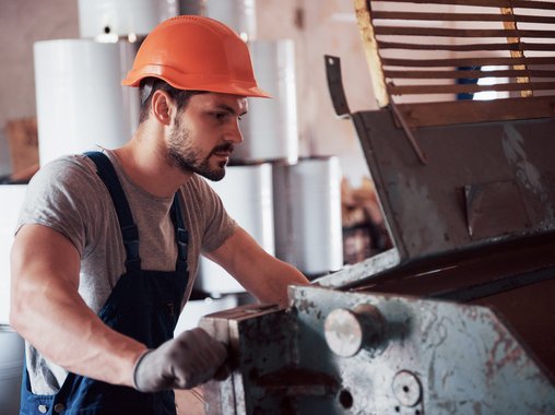Прессовщики и машинисты возглавили рейтинг самых высокооплачиваемых вахтовых профессий в 2025 году