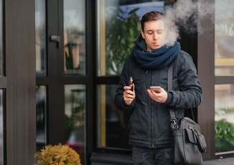 Полный запрет вейпов поддерживают 69% работающих россиян