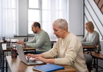 Исследование: более 80% российских пенсионеров планируют или уже продолжают работать