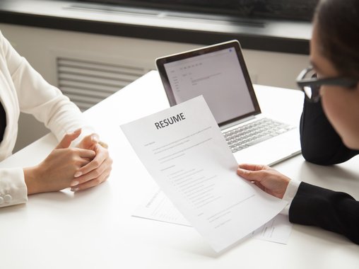 Вакансий стало больше, чем безработных: на рынке труда сохраняется кадровый дефицит