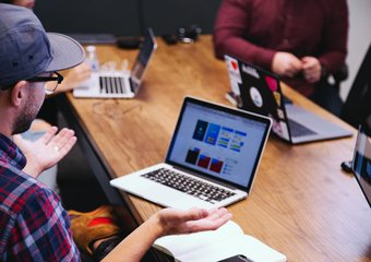 Доверяют и не проверяют: россияне хотят, чтобы надежность работодателя выяснили за них