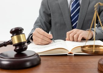 Суд восстановил на работе сотрудника, уволенного за прогул после получения инвалидности