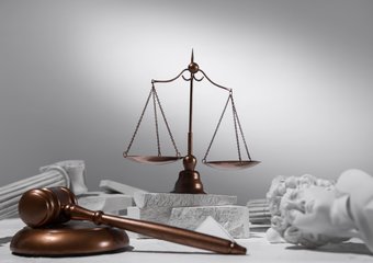 Суд взыскал с работодателя 800 тысяч рублей за увольнение сотрудницы по электронному письму