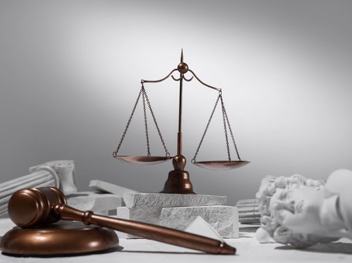 Суд взыскал с работодателя 800 тысяч рублей за увольнение сотрудницы по электронному письму