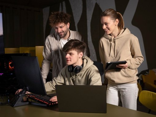 Сотрудники «рутинных служб» чаще играют в компьютерные игры на работе