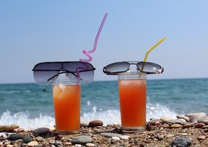 Не подскажете дорогу к коллективу? Вам через пляж!