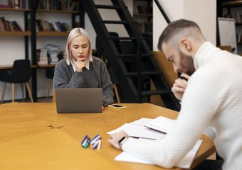 Под ударом — высокооплачиваемые середняки: эксперт Неверова назвала сотрудников, которых будут увольнять в первую очередь в 2026 году