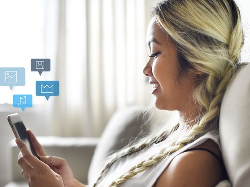 Каждый второй сотрудник предпочитает чаты смол-току, а ChatGPT стал массовым инструментом для деловой переписки.