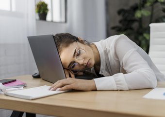 Как спать на рабочем месте, чтобы не уволили