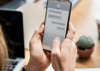 Почти половина россиян ежедневно использует нейросети для деловой переписки