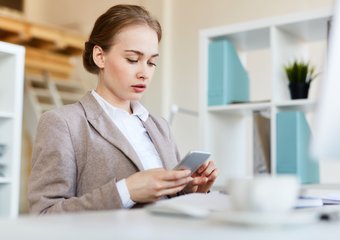 Юрист Голубева объяснила, может ли начальник запретить телефоны на работе