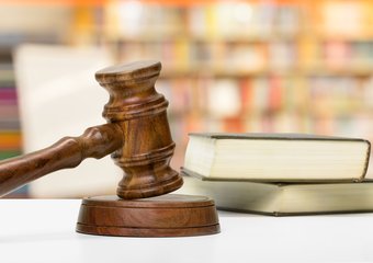 Суды разъяснили, какие должности не обязаны предлагать при сокращении