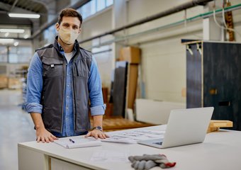 Из офиса на завод: почему «белые воротнички» меняют работу