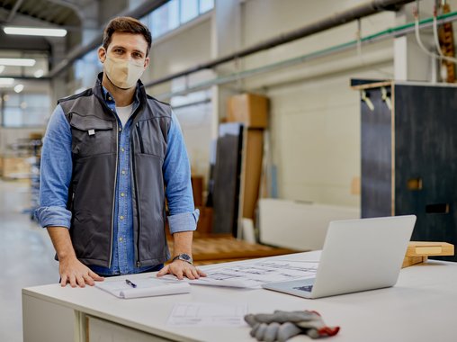 Из офиса на завод: почему «белые воротнички» меняют работу