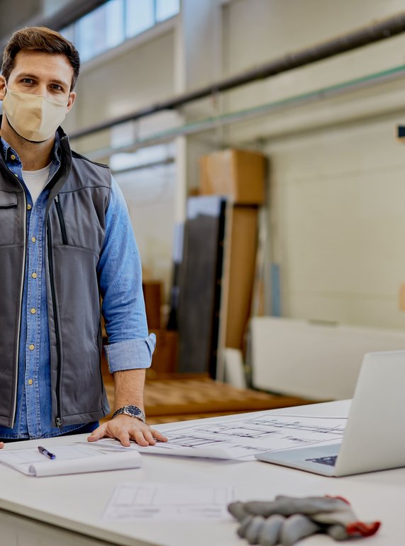 Из офиса на завод: почему «белые воротнички» меняют работу