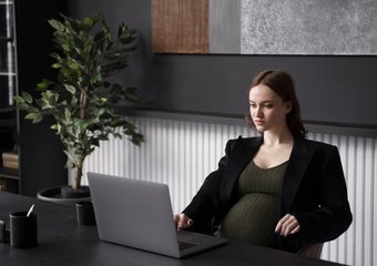 Роструд напомнил о необходимости оплачивать беременным сотрудницам диспансеризацию