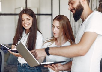 Четверть россиян не приемлют заискивание перед начальством, а зумеры видят в нем карьерный инструмент