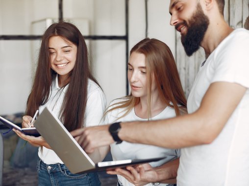 Четверть россиян не приемлют заискивание перед начальством, а зумеры видят в нем карьерный инструмент