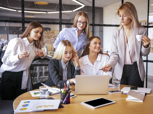 Россияне больше всего ценят коллектив и рабочее место, но недовольны зарплатами