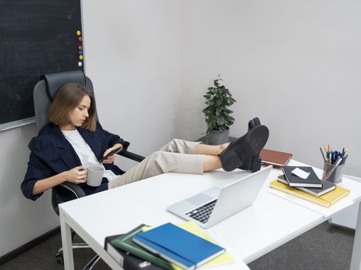 Врач-ортопед предупредил офисных работников о синдроме «офисного колена»