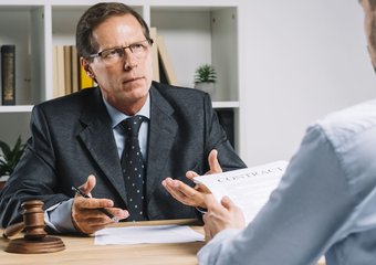 Суд отказал работнику в иске об индексации зарплаты и премиях, поскольку его доход значительно вырос