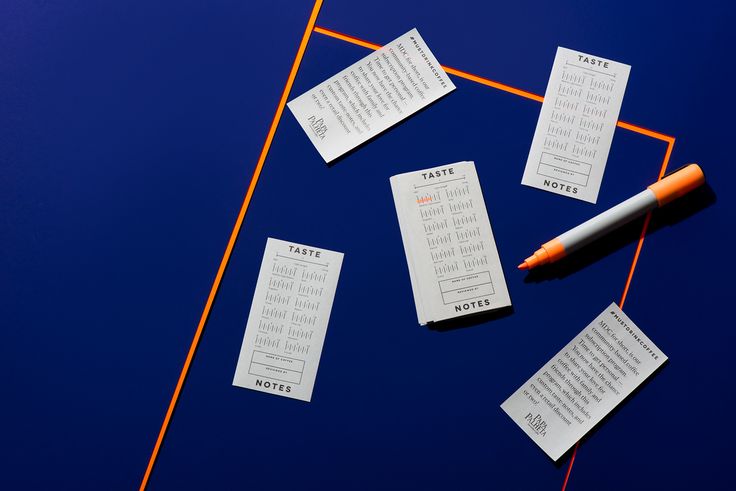 Индивидуальное внимание имеет значение. Работа в команде — это, конечно, залог успеха компании, но с ней не сравнится тот самый «индивидуальный подход». Индивидуальные беседы с сотрудниками имеют особое значение в больших компаниях, где один работник может чувствовать, что он изолирован и его не замечают. Сотрудник достиг плановых показателей — похвалите его, у него проблемы — попытайтесь разобраться вместе. Возможности роста соблазнительны. Людям не хватает воздуха, когда работа становится рутинной. Кстати, рост не всегда подразумевает передвижение на новую должность: это может также обучение. Помогайте сотрудникам меняться, как они этого хотят, и они будут рады работать с вами. Лидеры подают пример. Психологический комфорт вашей команды будет зависеть от того, какую корпоративную этику вы предпочтете и какой тон зададите сами. Факторы окружения могут играть за вас или против вас. Нет верного или неверного способа организовать рабочее пространство, все зависит от конкретной компании и ее культуры. В то же время, все «элементы уюта», вроде плакатов на стенах или вдохновляющих цитат неспособны мгновенно повлиять на мотивацию. Но это все действует: медленно и в совокупности. А что до рабочего пространства: спросите у коллег, что их не устраивает в обстановке офиса, наверняка, они расскажут, как можно все улучшить. Социализация рождает лояльность. Большинство людей старается разграничить личную и профессиональную жизнь (и правда, заводить лучших друзей на работе — не лучшая мысль). Однако нельзя ограничивать общение людей вне работы, иначе вы превратите их профессиональную деятельность в труд послушных машин. Устройте вечеринку, почему нет. Прозрачность — ключ к коммуникации. Когда люди понимают, куда они движутся вместе с компанией — у них появляется больше доверия. А еще люди начинают работать с большим усердием. Вывод: люди сложны и непредсказуемы, но не лучше ли поддерживать с ними добрые отношения?