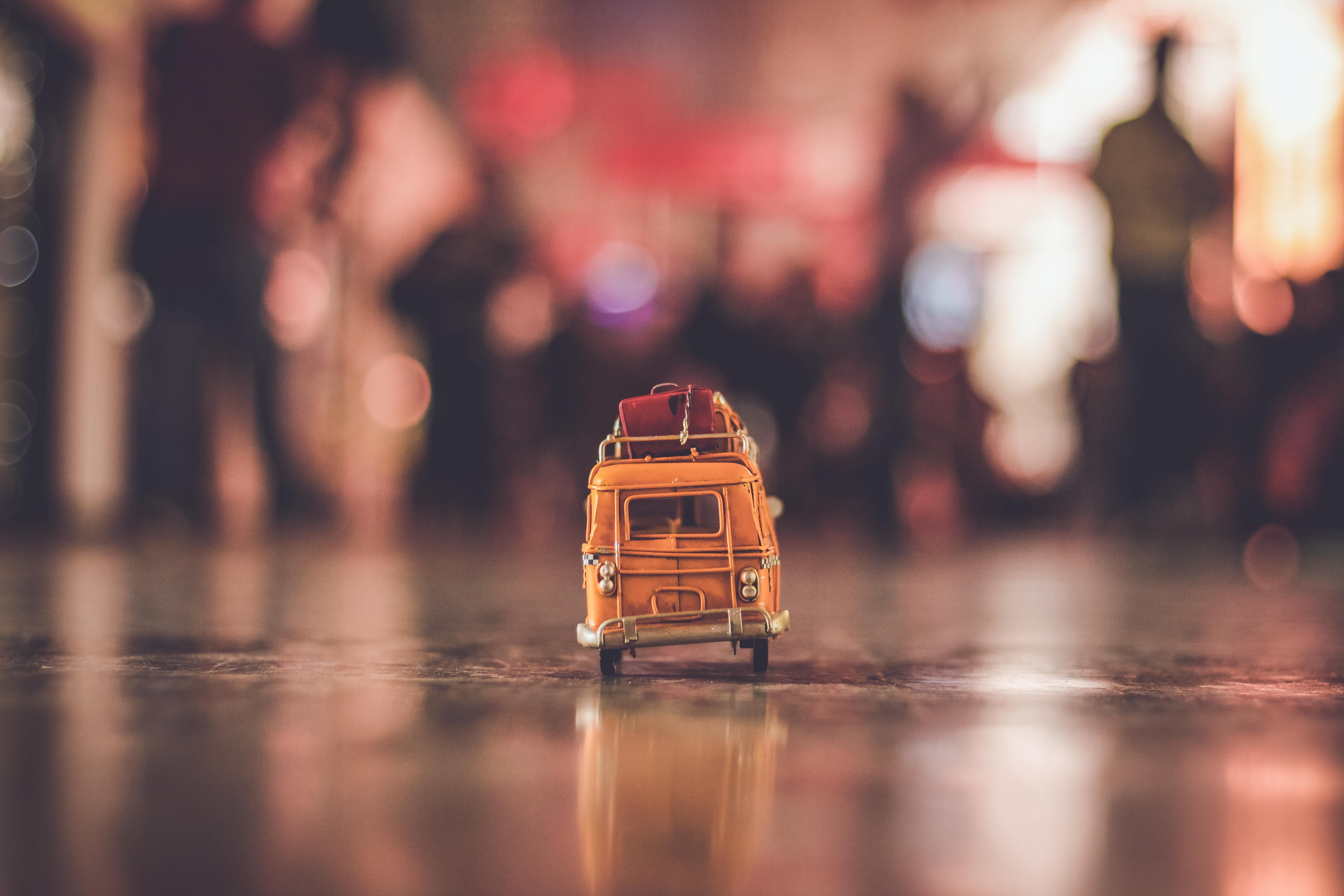 игрушечный автобус с чемоданом