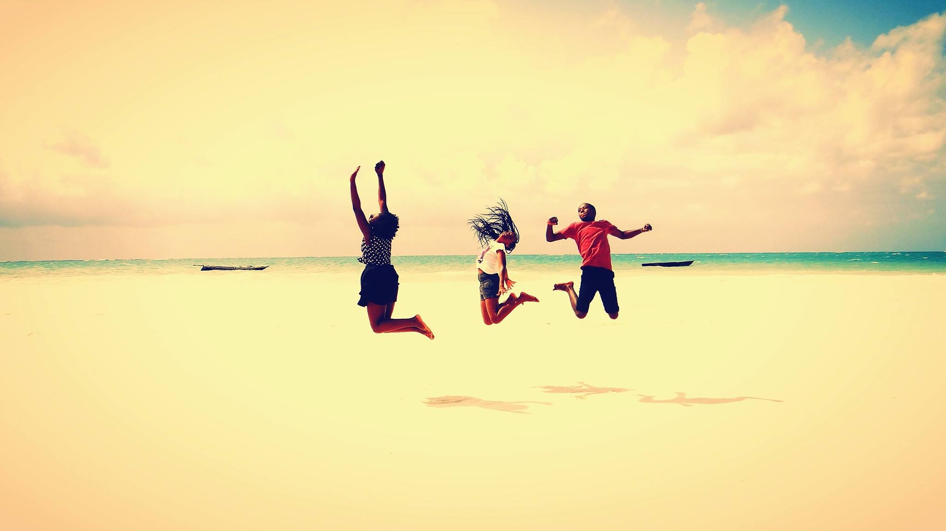 море, друзья, прыжок, небо, облака, пляж, отдых, новый сотрудник, Лариса Герт, GRS Company, корпоративная среда, Адаптация персонала, адаптация сотрудника, что такое адаптация персонала, как помочь новым сотрудникам, как влиться в коллектив, отсутствие системы адаптации, что входит в понятие «адаптация персонала», новый коллектив, как работать в новом коллективе, как разработать систему адаптации, проблемы в адаптации сотрудников