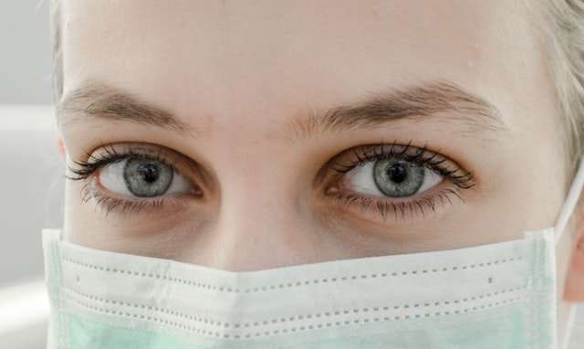 портрет девушки в медицинской маске