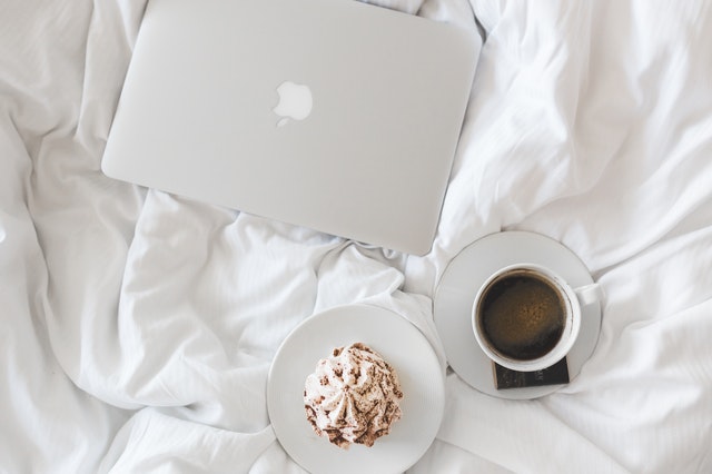 ноутбук и кофе на кровати