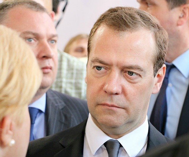 Дмитрий Медведев предложил вернуться к обсуждению четырехдневной рабочей недели, Опрос ВЦИОМ, сокращение рабочей недели, корректировка трудового законодательства, развитие цифровых технологий, планирование рабочего времени