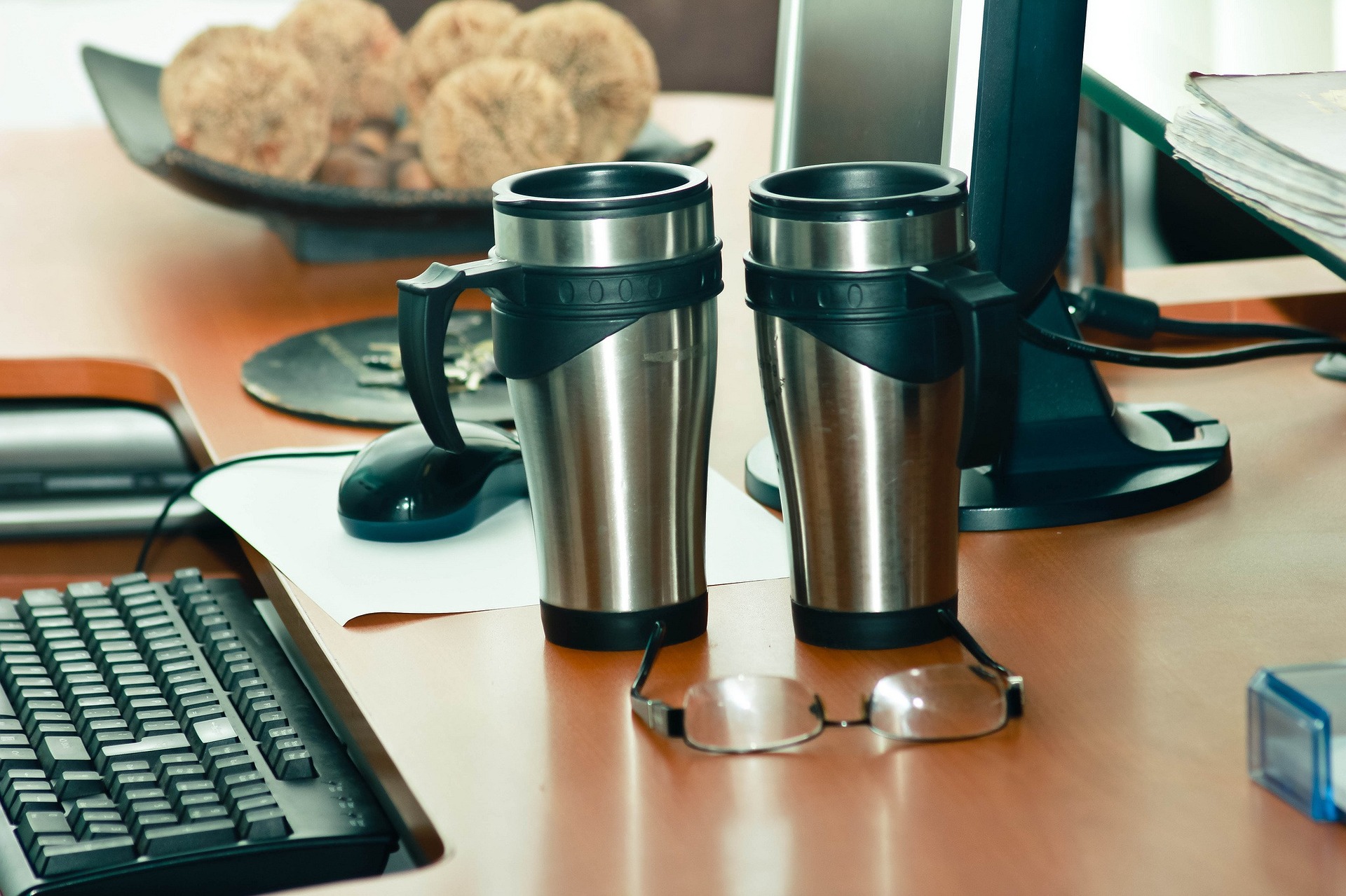 кофе, термос, клавиатура, печенье, стол, очки, офис, основы эргономики, правила эргономики, Gi Group, Светлана Нефедова, как выглядит офис внутри, как меняют офис, ремонт, внутреннее пространство, Workplace, как должен выглядеть офис, эргономический офис, что надо знать об эргономике, как организовать офис, как организовать офисное пространство