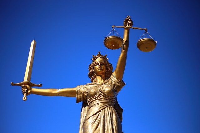 статуя правосудия на фоне неба