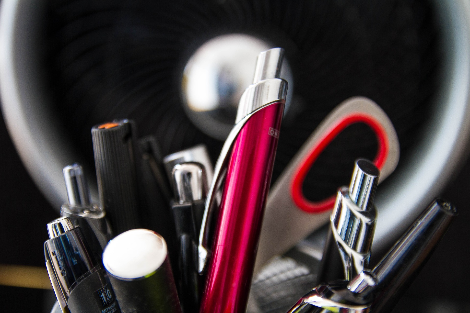 ручки, канцелярка, канцелярские принадлежности, ножницы, письменные принадлежности, Марк Гоулстон, известный американский психиатр, автор бестселлера "Я слышу Вас насквозь", метод кнута и пряника, ошибки подчиненного, проступок подчиненного, страх, обида, коммуникации, общение с подчиненными, общение с сотрудниками, коммуникации с сотрудниками, управление, руководство