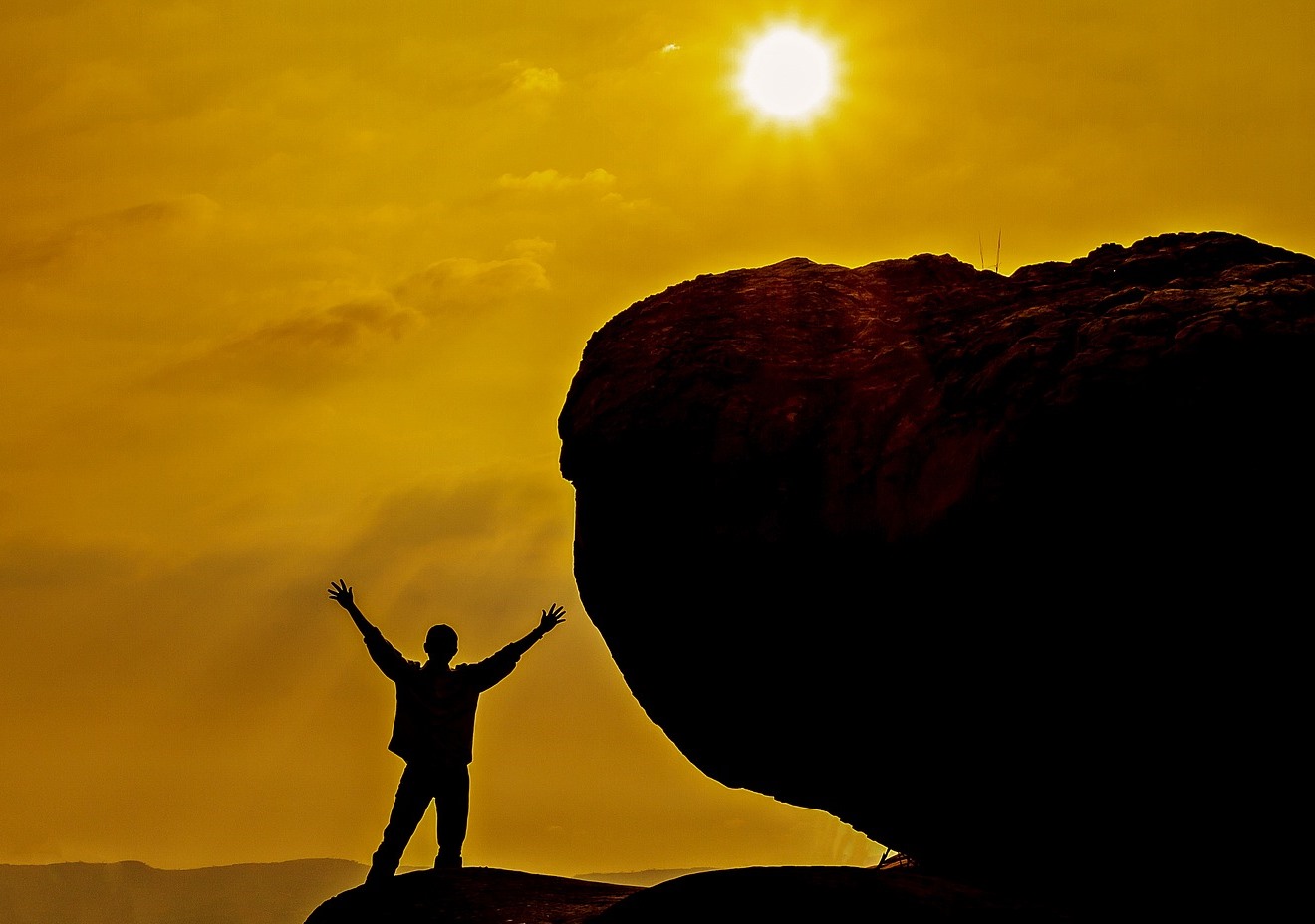 камень, солнце, человек, природа, руки, кандидат, работодатель, звонок от работодателя, Марина Есенина, Gi Group, рекрутинг, рекрутер, как привлечь специалиста, который не ищет работу, как заманить специалиста, как заманить кандидата, как переманить кандидата, переманивание кандидатов, трудно найти кандидата что делать, поиск кандидата, как искать кандидата, как найти профессионала