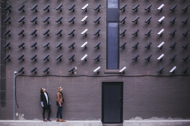 камеры слежения на стене