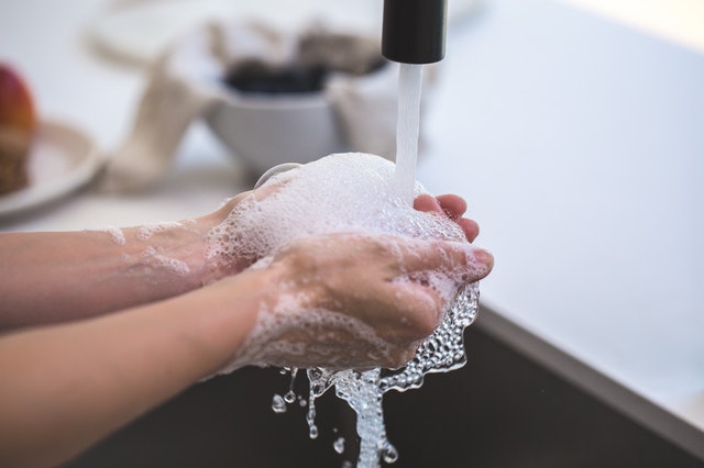 человек моет руки