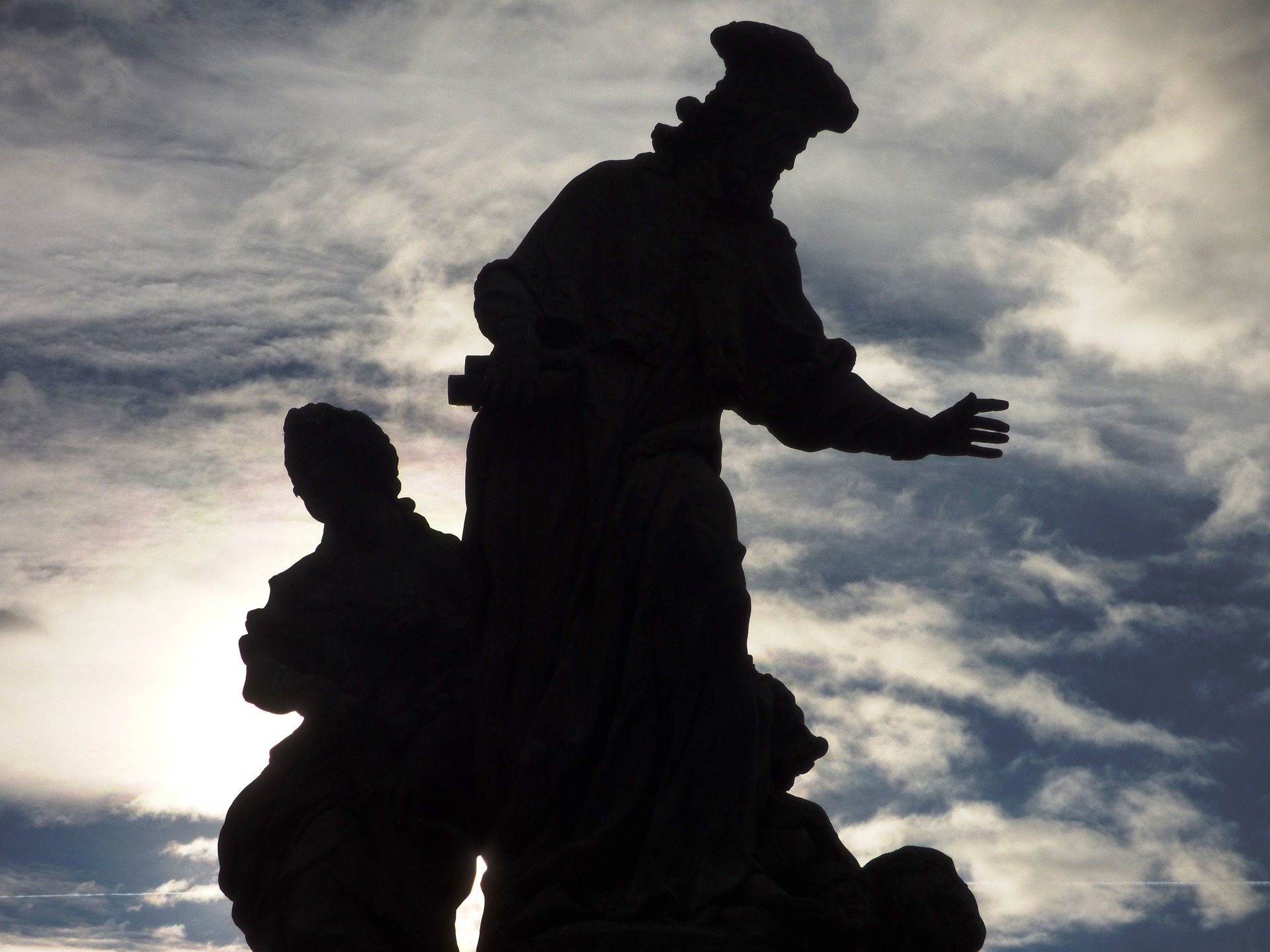 памятник, небо, темно, работа и учеба, как совместить работу и учебу, обучение, развитие, обучение сотрудникова, развитие сотрудников, обучение персонала, развитие персонала, как незатратно обучить коллектив, как обучать коллектив, как бюджетно обучить коллектив, обучение коллектива, как обучать, тренеры в компании,  коуч, коучинг, lразвивающая среда, мотивация, образование, учеба, учиться, Наталья Сторожева, РШУ, русская школа управления, карьера