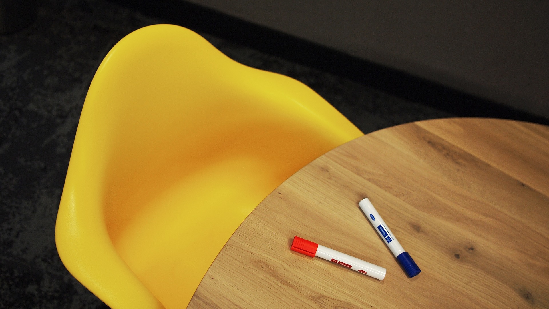 маркеры, кресло, стул, Карьера, карьерный рост, Светлана Нефедова, Gi Group, опасные коллеги, неприятные коллеги, плохие коллеги, коллеги бесят, как сделать карьеру, амбиции,конфликты на работе, профессиональное развитие, коммуникации, сотрудники, общение, трудоголики, лентяи, выскочки, любители сарказма, карьеристы