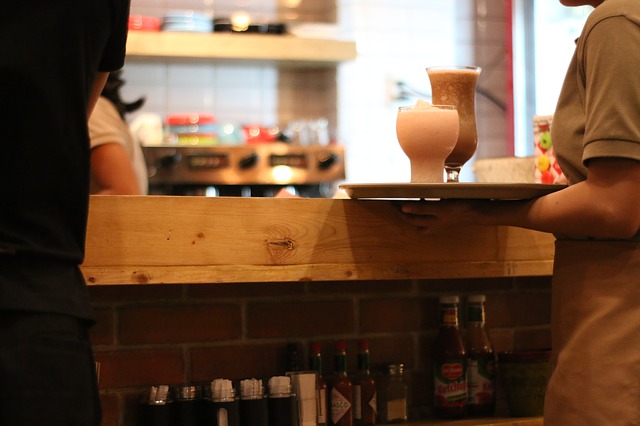 В Ижевске официантам в августе платили больше, чем в Москве