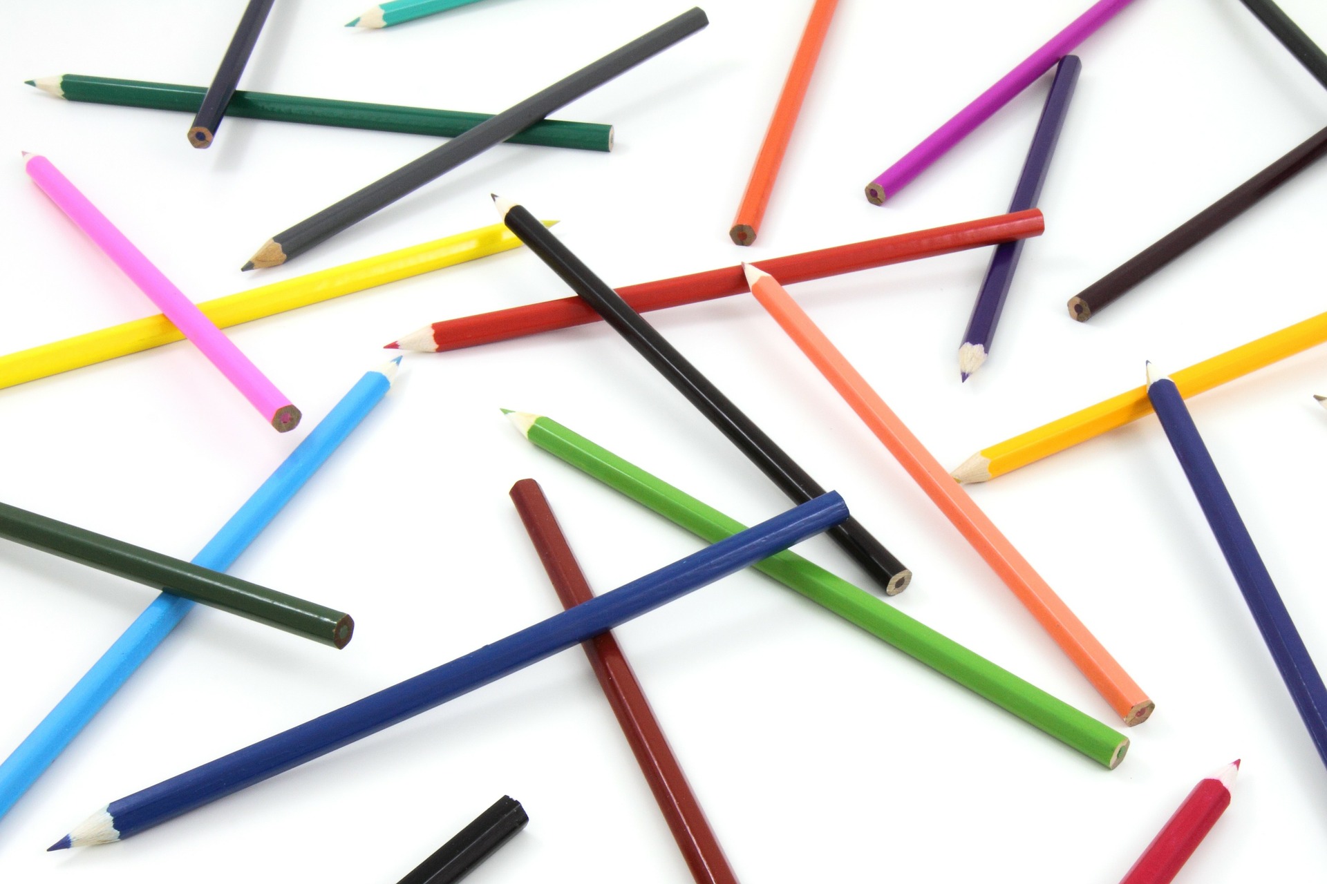 на столе лежат цветные ручки