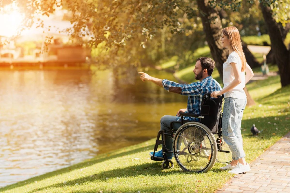 Пара на инвалидных колясках